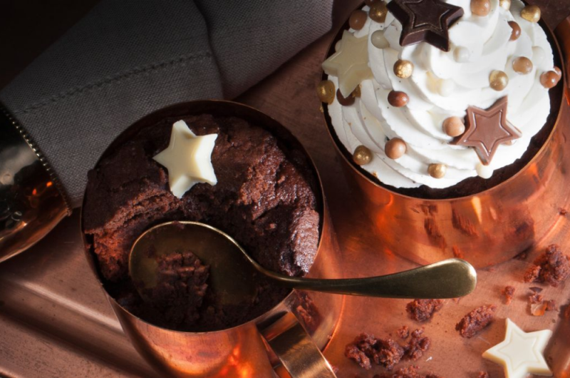 Пирожные в кружке из темного шоколада Пирожные в кружке из темного шоколада