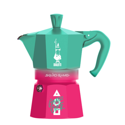 0005393 Гейзерная кофеварка Bialetti Moka Express, розово-голубая Игра в кальмара (6 порций) 0005393 Гейзерная кофеварка Bialetti Moka Express, розово-голубая Игра в кальмара (6 порций)